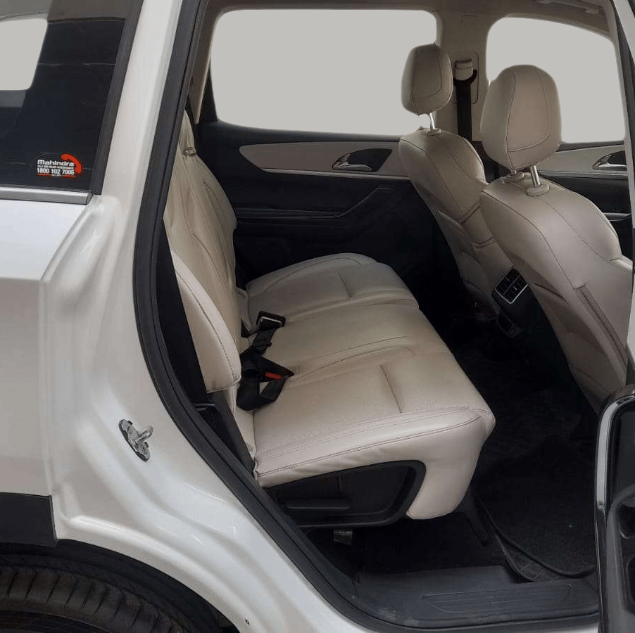 2022 Mahindra XUV700 AX 7 LUXURY P AT 7 STR, Petrol, Automatic, 78,257 km, Right Side Rear Door Cabin