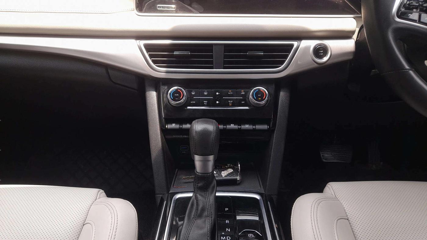 2022 Mahindra XUV700 AX 7 LUXURY P AT 7 STR, Petrol, Automatic, 78,257 km, Air Conditioner