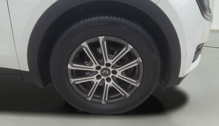 2022 Mahindra XUV700 AX 7 LUXURY P AT 7 STR, Petrol, Automatic, 78,154 km, Right Front Wheel