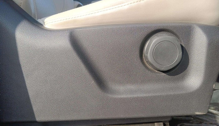2022 Mahindra XUV700 AX 7 LUXURY P AT 7 STR, Petrol, Automatic, 78,154 km, Driver Side Adjustment Panel