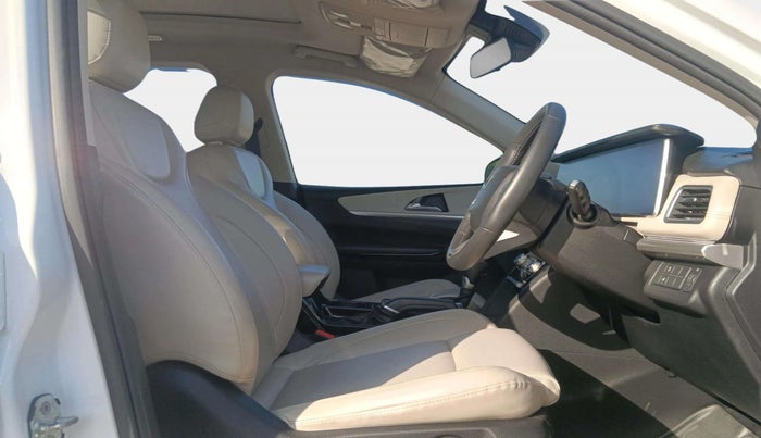2022 Mahindra XUV700 AX 7 LUXURY P AT 7 STR, Petrol, Automatic, 78,154 km, Right Side Front Door Cabin