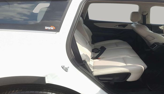 2022 Mahindra XUV700 AX 7 LUXURY P AT 7 STR, Petrol, Automatic, 78,154 km, Right Side Rear Door Cabin