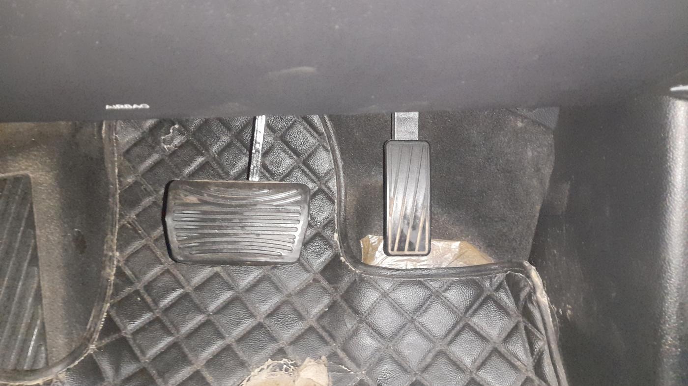 2022 Mahindra XUV700 AX 7 LUXURY P AT 7 STR, Petrol, Automatic, 78,257 km, Pedals
