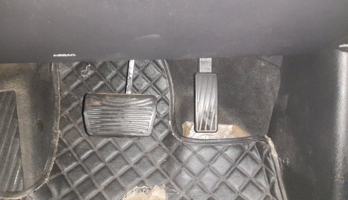 2022 Mahindra XUV700 AX 7 LUXURY P AT 7 STR, Petrol, Automatic, 78,154 km, Pedals