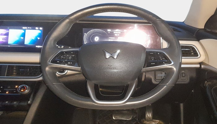 2022 Mahindra XUV700 AX 7 LUXURY P AT 7 STR, Petrol, Automatic, 78,154 km, Steering Wheel Close Up