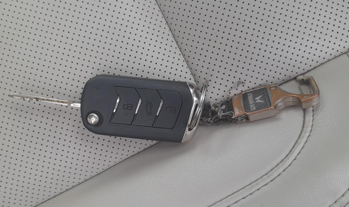 2022 Mahindra XUV700 AX 7 LUXURY P AT 7 STR, Petrol, Automatic, 78,257 km, Key Close Up