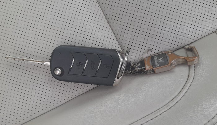2022 Mahindra XUV700 AX 7 LUXURY P AT 7 STR, Petrol, Automatic, 78,154 km, Key Close Up