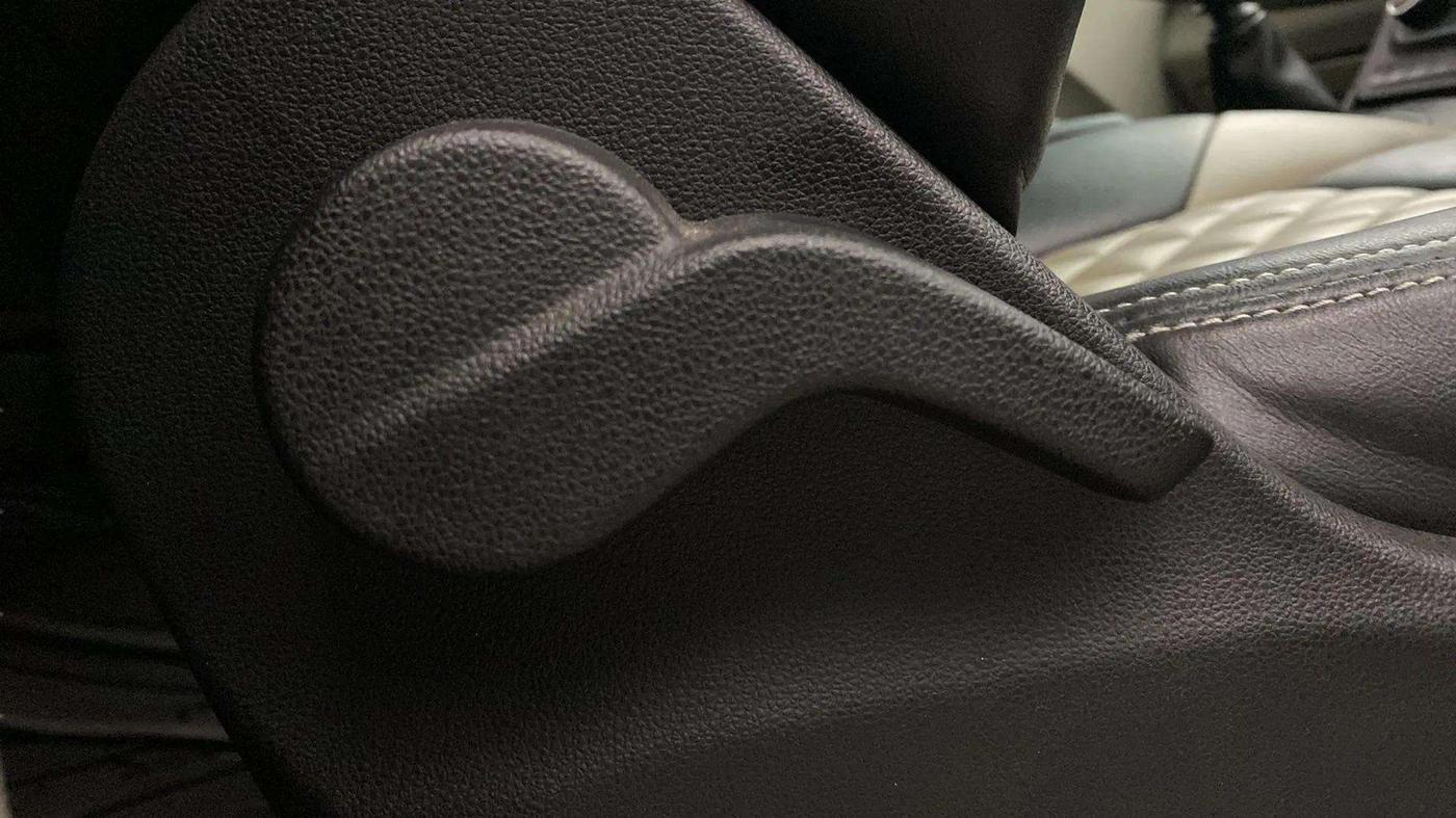 2019 Mahindra MARAZZO M2 7STR, Diesel, Manual, 38,369 km, Driver Side Adjustment Panel