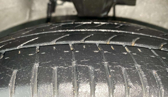 2015 Hyundai i10 SPORTZ 1.1, Petrol, Manual, 22,892 km, Right Front Tyre Tread
