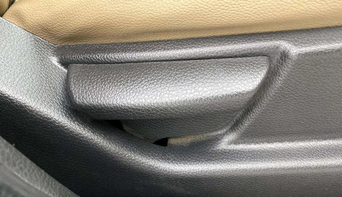 2017 Hyundai Eon ERA PLUS (O), Petrol, Manual, 57,262 km, Driver Side Adjustment Panel