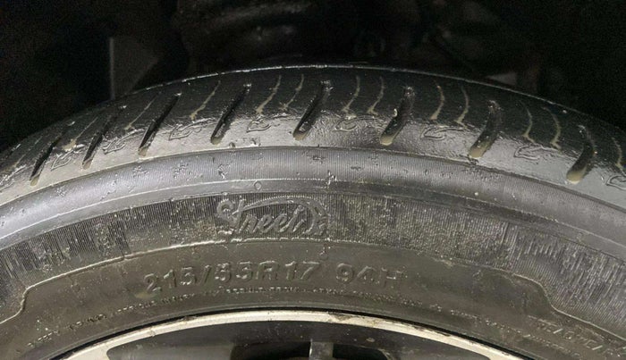 2019 Mahindra XUV300 W8 (O) 1.2 PETROL, Petrol, Manual, 89,438 km, Right Front Tyre Tread