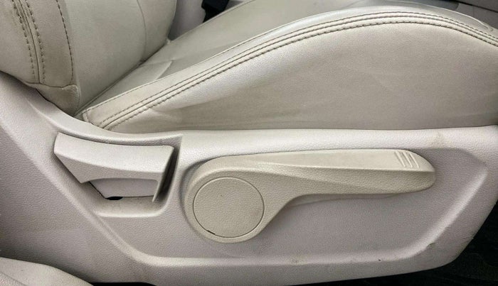 2019 Mahindra XUV300 W8 (O) 1.2 PETROL, Petrol, Manual, 89,438 km, Driver Side Adjustment Panel