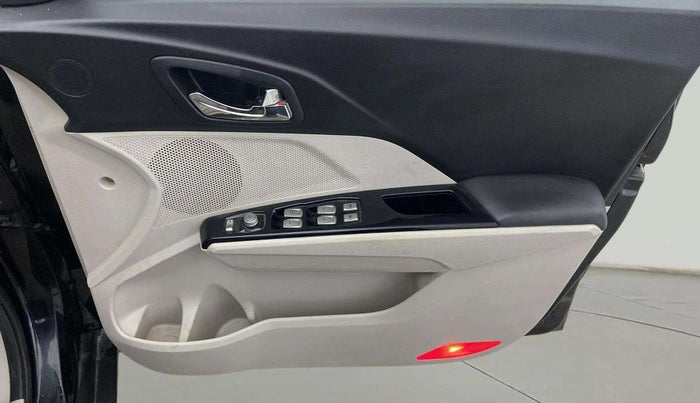2019 Mahindra XUV300 W8 (O) 1.2 PETROL, Petrol, Manual, 89,438 km, Driver Side Door Panels Control