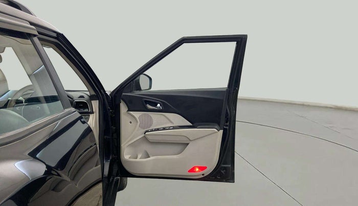 2019 Mahindra XUV300 W8 (O) 1.2 PETROL, Petrol, Manual, 89,438 km, RHS Front Door