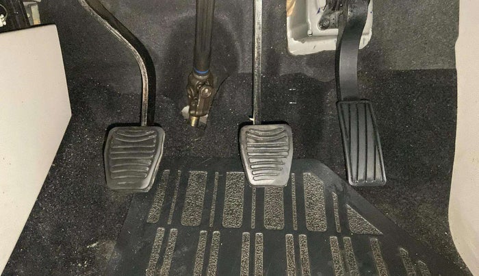 2019 Mahindra XUV300 W8 (O) 1.2 PETROL, Petrol, Manual, 89,438 km, Pedals