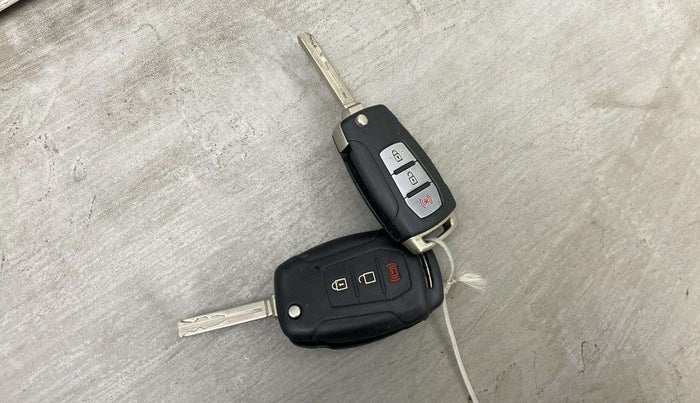 2019 Mahindra XUV300 W8 (O) 1.2 PETROL, Petrol, Manual, 89,438 km, Key Close Up