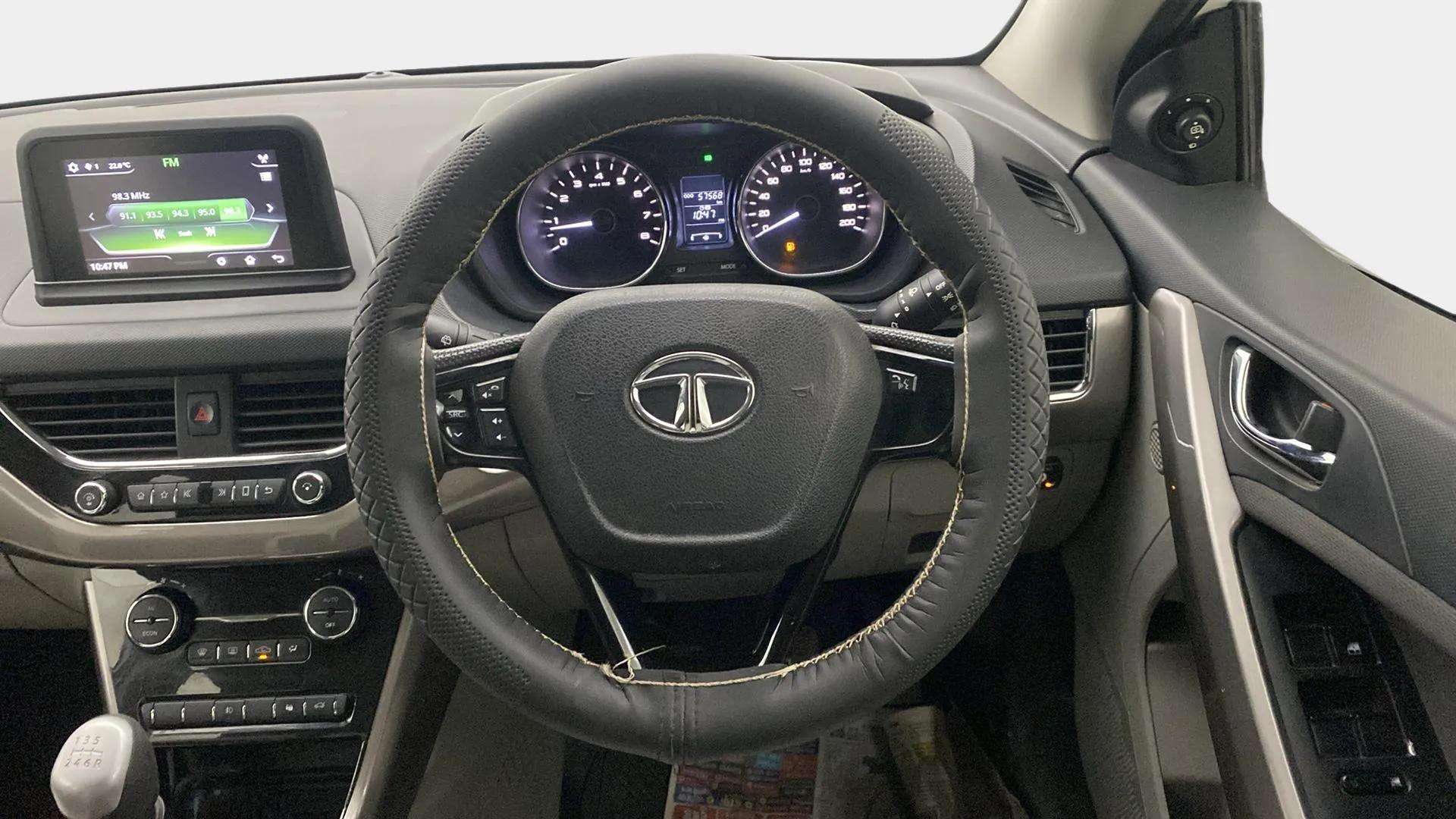 Steering-wheel-close-up-29