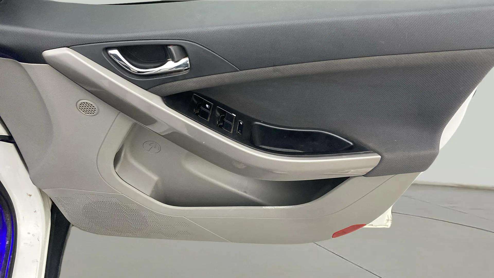 Driver-side-door-panel-control-39