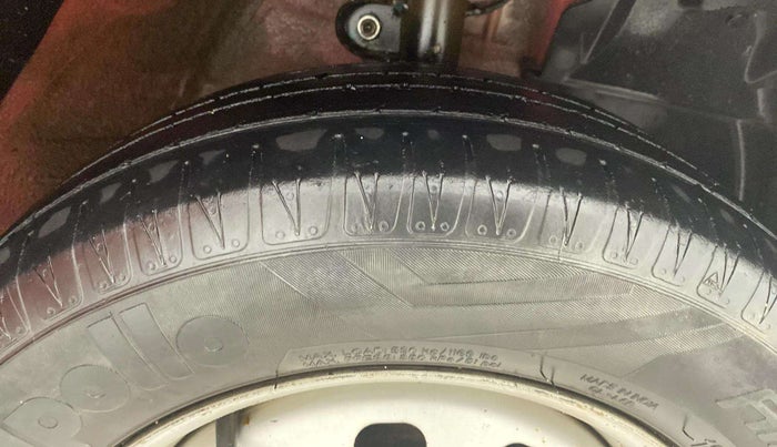 2018 Mahindra KUV 100 NXT K2 P 6 STR, Petrol, Manual, 1,22,395 km, Right Front Tyre Tread