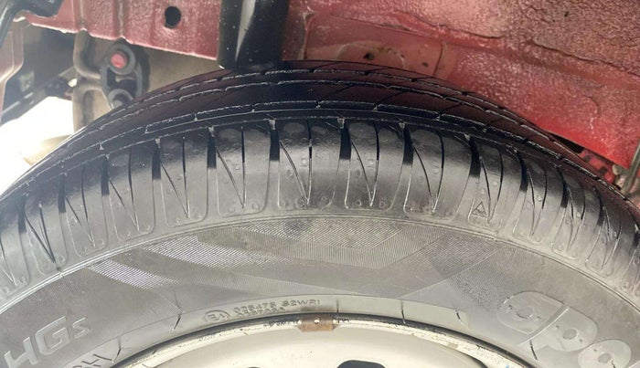 2018 Mahindra KUV 100 NXT K2 P 6 STR, Petrol, Manual, 1,22,395 km, Right Rear Tyre Tread