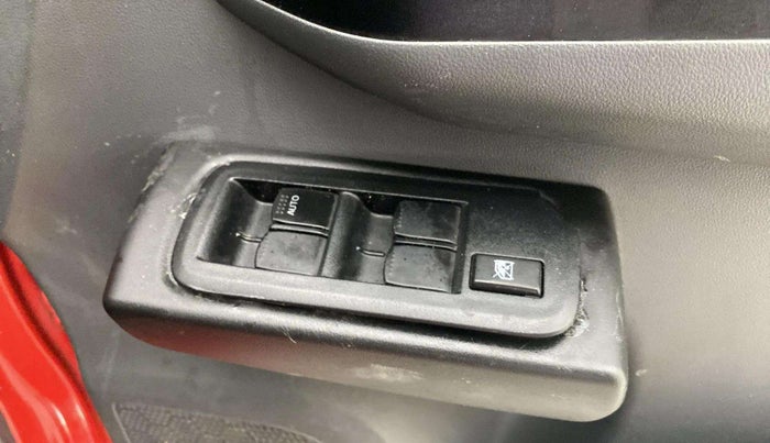 2018 Mahindra KUV 100 NXT K2 P 6 STR, Petrol, Manual, 1,22,395 km, Right front window switch / handle - Minor damage