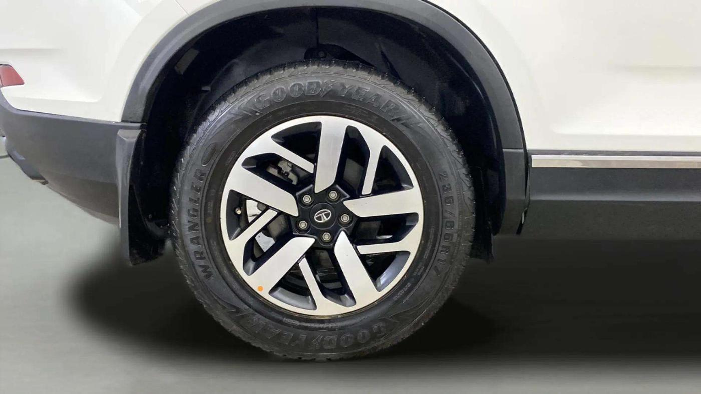 2022 Tata Safari XM, Diesel, Manual, 13,331 km, Right Rear Wheel