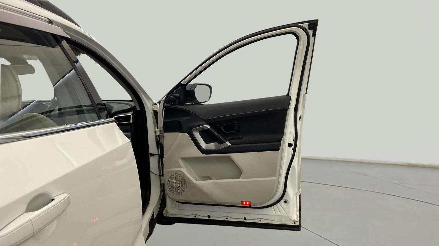 2022 Tata Safari XM, Diesel, Manual, 13,331 km, RHS Front Door