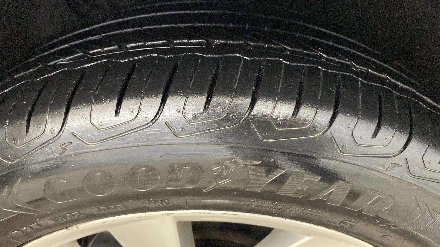 2017 Skoda Superb L&K 1.8 TSI AT, Petrol, Automatic, 87,280 km, Right Front Tyre Tread