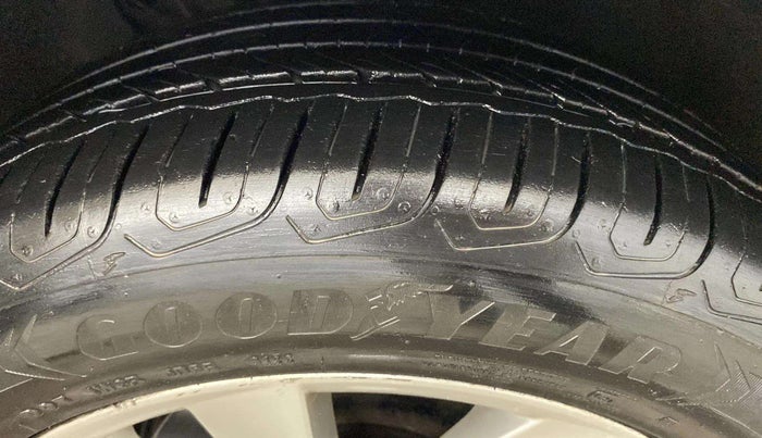 2017 Skoda Superb L&K 1.8 TSI AT, Petrol, Automatic, 87,280 km, Right Front Tyre Tread