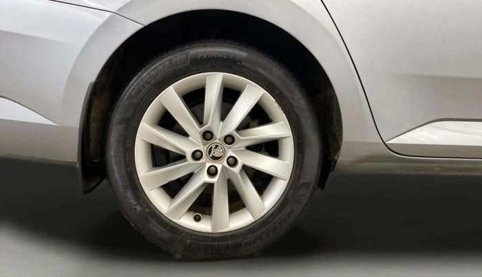 2017 Skoda Superb L&K 1.8 TSI AT, Petrol, Automatic, 87,280 km, Right Rear Wheel
