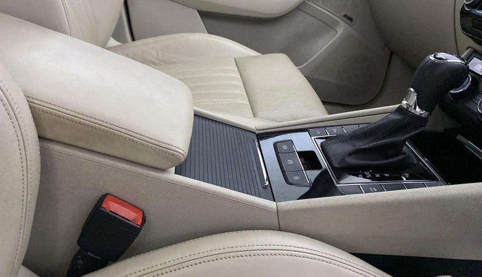 2017 Skoda Superb L&K 1.8 TSI AT, Petrol, Automatic, 87,280 km, Gear Lever