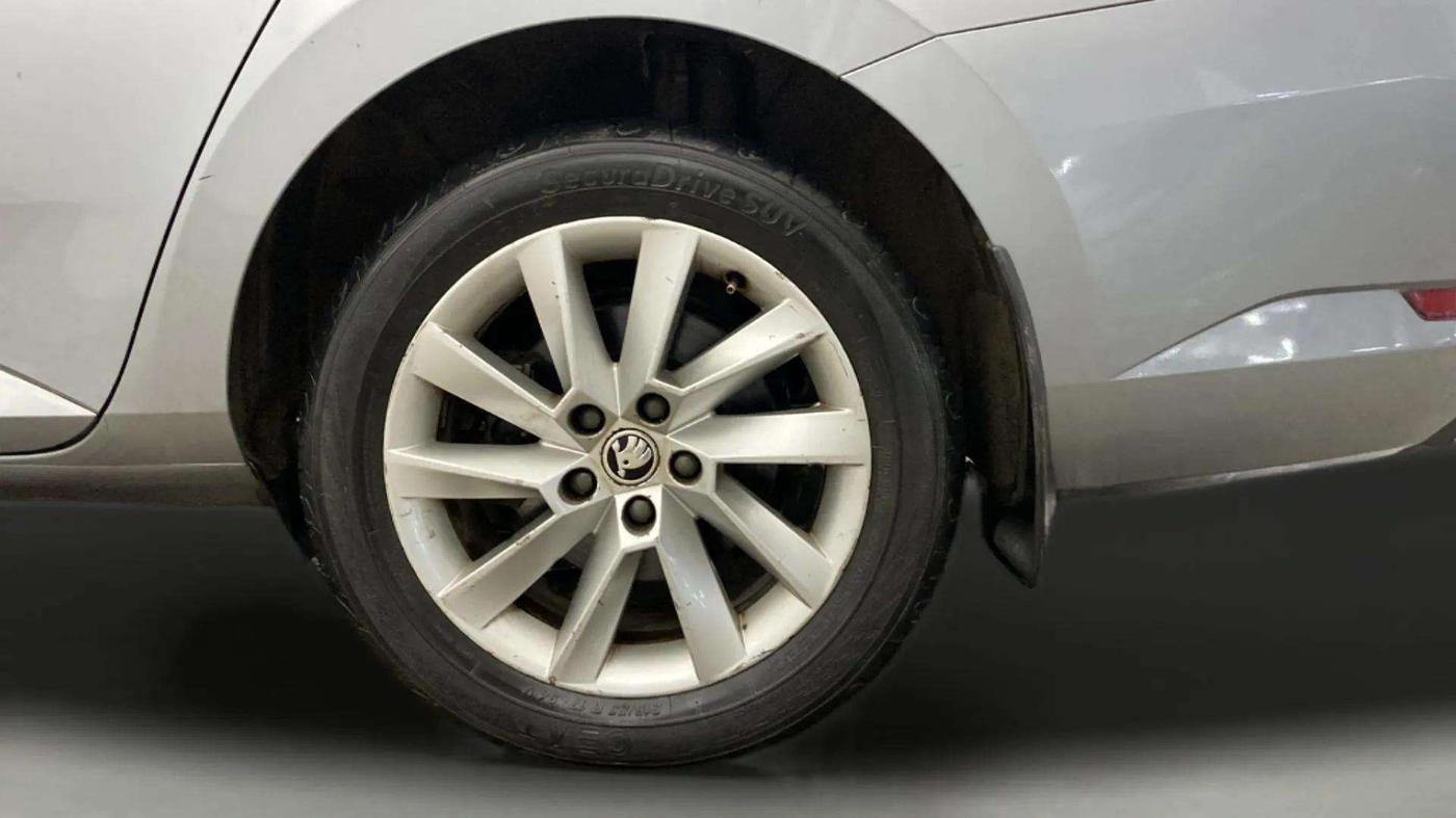 2017 Skoda Superb L&K 1.8 TSI AT, Petrol, Automatic, 87,280 km, Left Rear Wheel