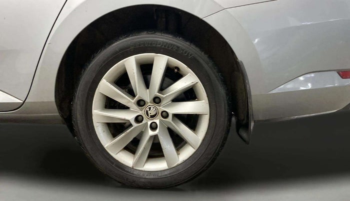 2017 Skoda Superb L&K 1.8 TSI AT, Petrol, Automatic, 87,280 km, Left Rear Wheel