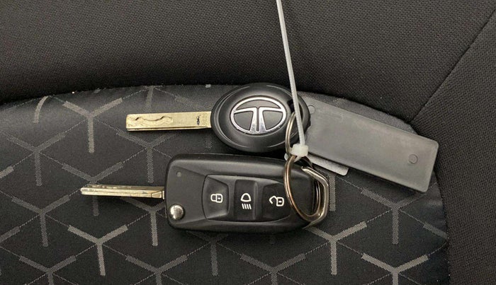 2023 Tata NEXON XM PETROL, Petrol, Manual, 11,407 km, Key Close Up
