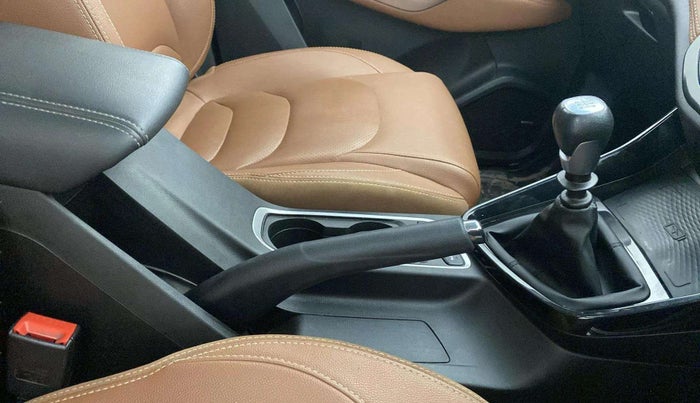 2021 MG HECTOR PLUS SELECT 2.0 DIESEL TURBO MT 7-STR, Diesel, Manual, 60,387 km, Gear Lever