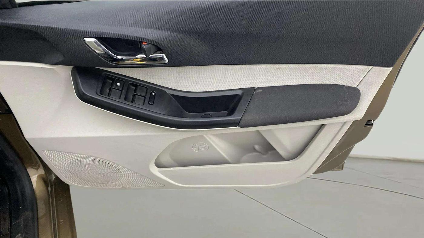 2024 Tata TIGOR XZA Plus iCNG , CNG, Automatic, 4,056 km, Driver Side Door Panels Control