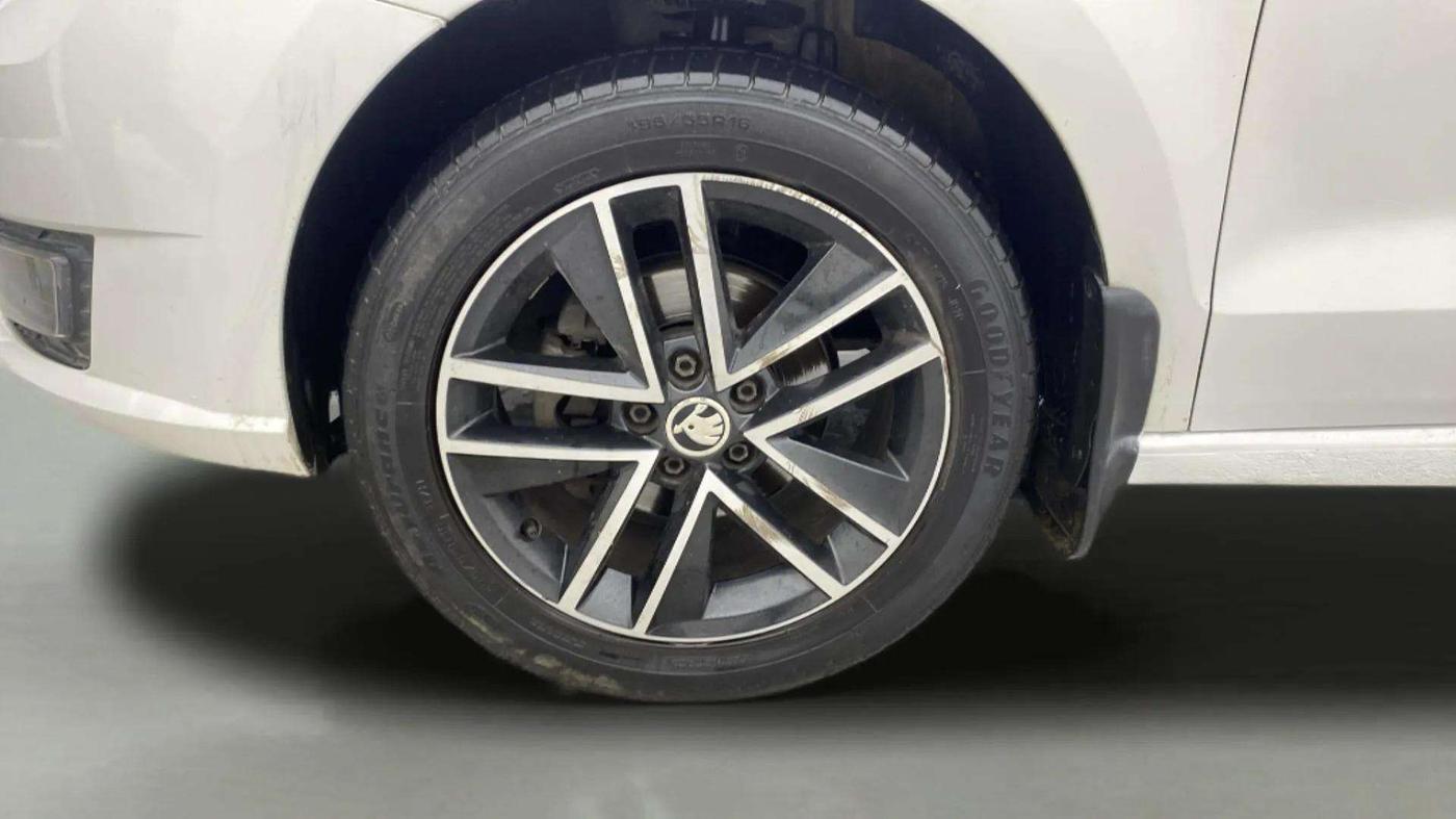 2017 Skoda Rapid STYLE 1.6 MPI AT, Petrol, Automatic, 29,914 km, Left Front Wheel