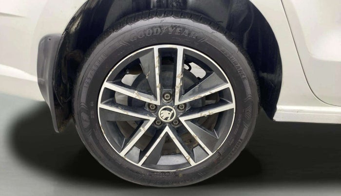 2017 Skoda Rapid STYLE 1.6 MPI AT, Petrol, Automatic, 29,914 km, Right Rear Wheel