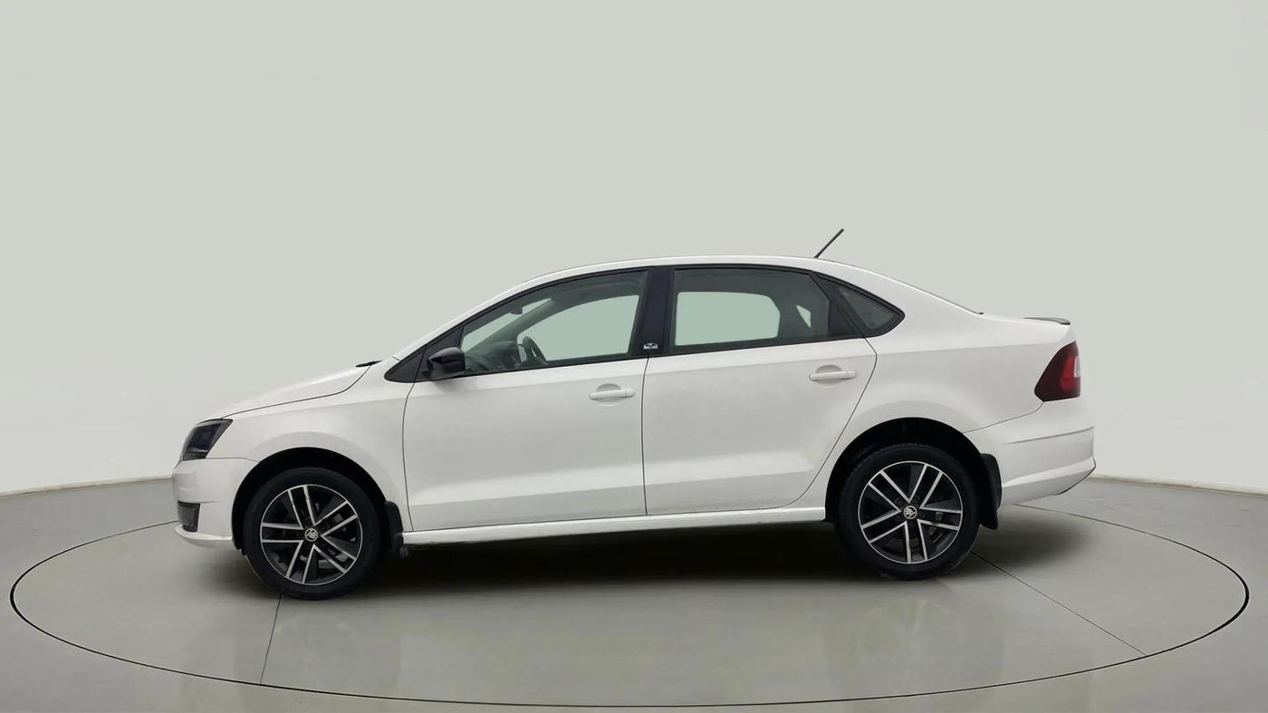 2017 Skoda Rapid STYLE 1.6 MPI AT, Petrol, Automatic, 29,914 km, Left Side