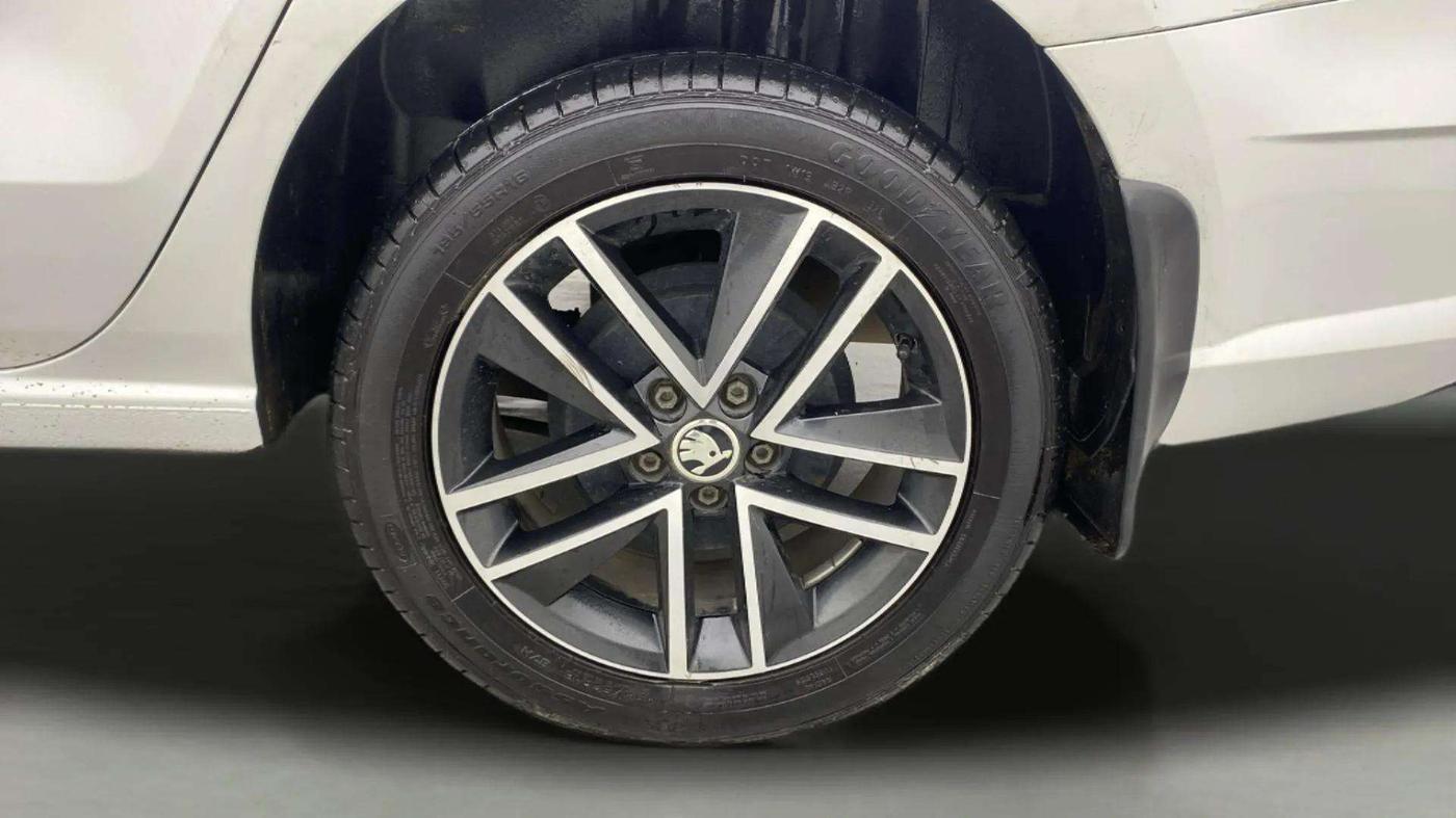 2017 Skoda Rapid STYLE 1.6 MPI AT, Petrol, Automatic, 29,914 km, Left Rear Wheel