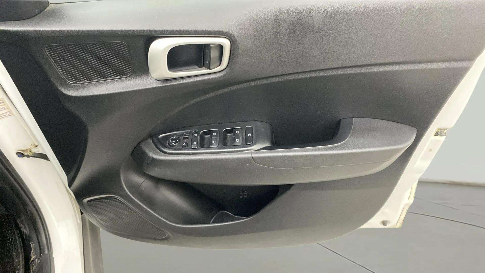 Driver-side-door-panel-control-39