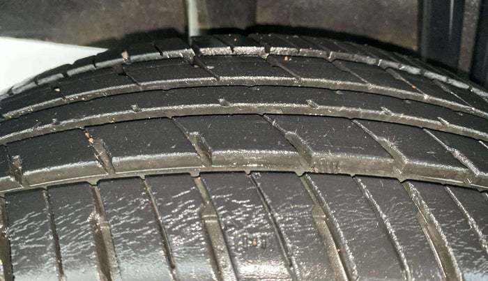 2017 Renault Kwid RXL, Petrol, Manual, 58,053 km, Right Rear Tyre Tread