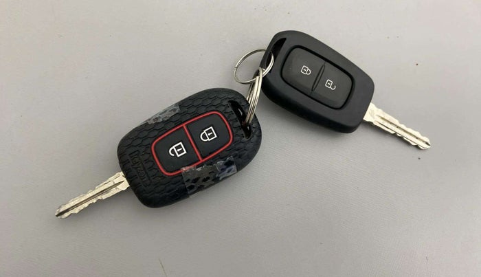 2019 Renault Duster RXE PETROL, Petrol, Manual, 34,127 km, Key Close Up