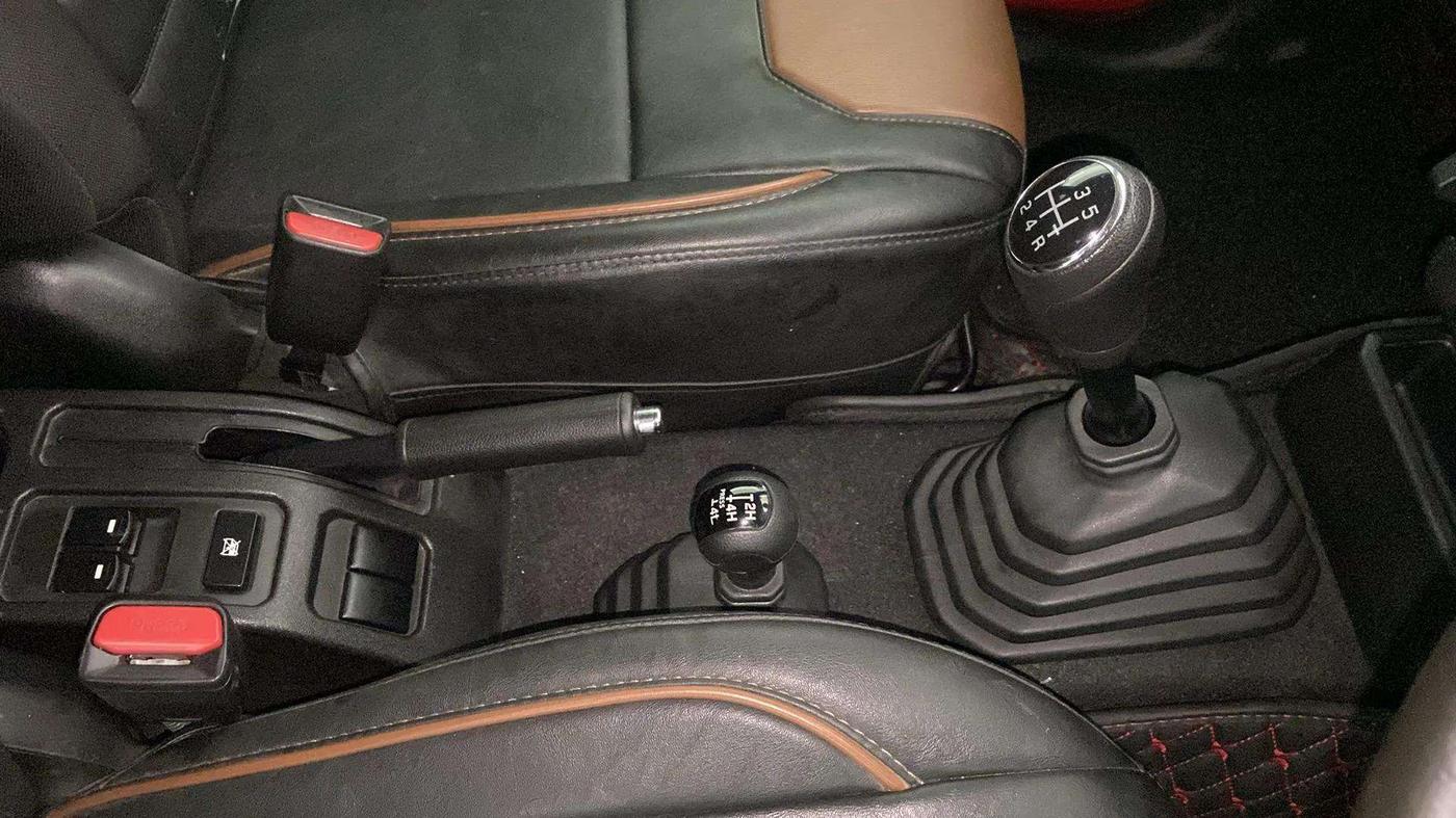 2023 Maruti JIMNY ALPHA ALL GRIP PRO MT DUAL TONE, CNG, Manual, 32,729 km, Gear Lever