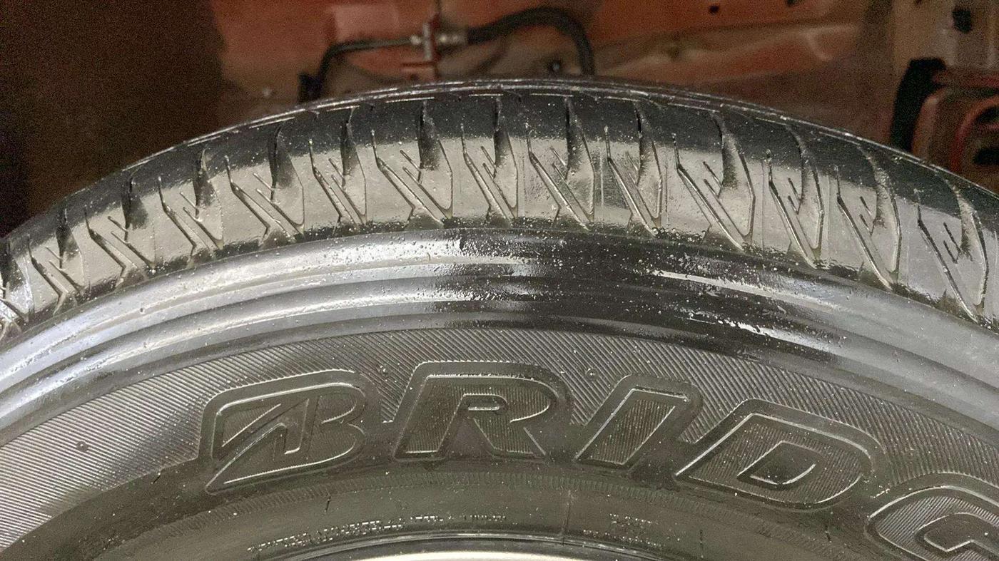 2023 Maruti JIMNY ALPHA ALL GRIP PRO MT DUAL TONE, CNG, Manual, 32,729 km, Right Front Tyre Tread