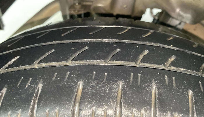 2016 Hyundai Eon ERA PLUS (O), Petrol, Manual, 26,608 km, Right Rear Tyre Tread