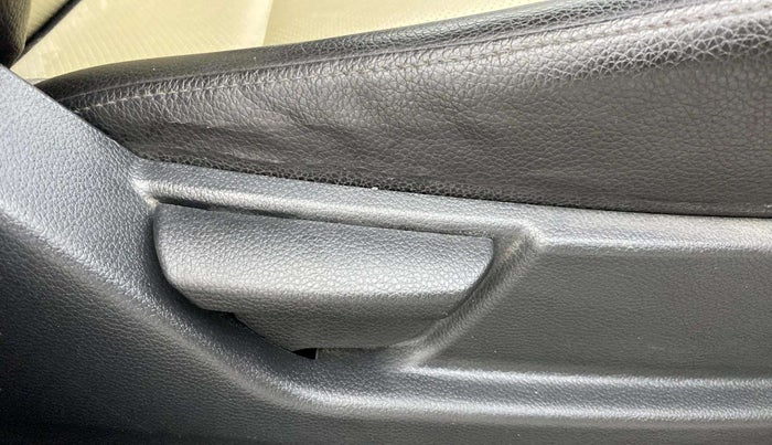 2016 Hyundai Eon ERA PLUS (O), Petrol, Manual, 26,608 km, Driver Side Adjustment Panel