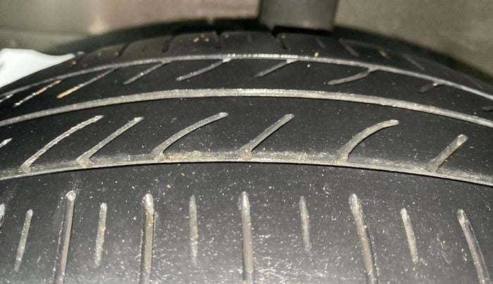 2016 Hyundai Eon ERA PLUS (O), Petrol, Manual, 26,608 km, Left Front Tyre Tread