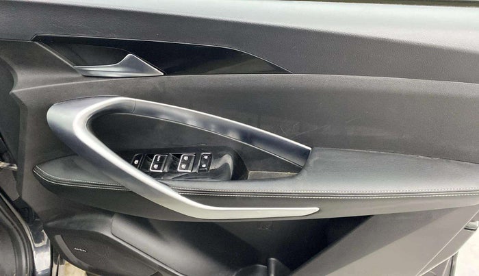 2020 MG HECTOR SHARP HYBRID 1.5 PETROL, Petrol, Manual, 46,684 km, Driver Side Door Panels Control