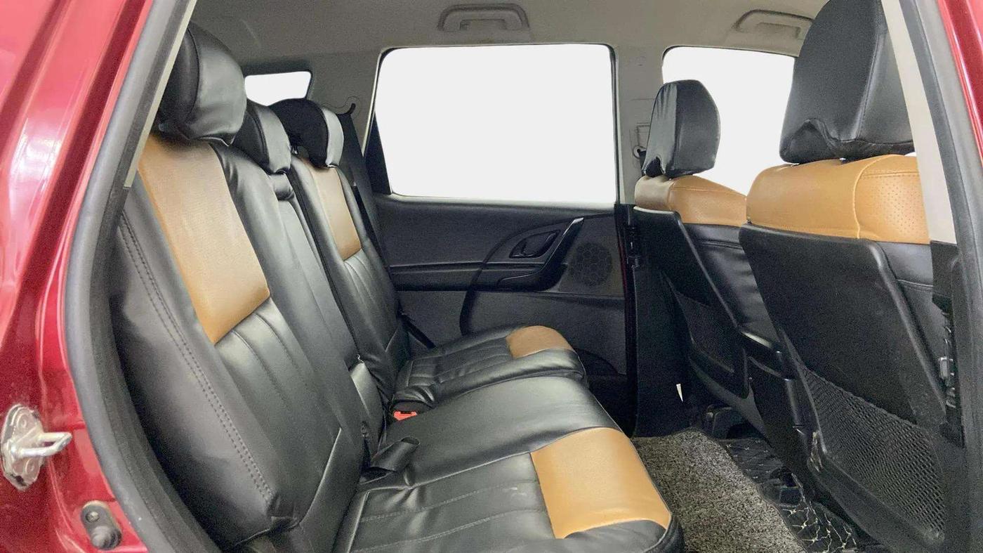 2019 Mahindra XUV500 W5, Diesel, Manual, 54,872 km, Right Side Rear Door Cabin